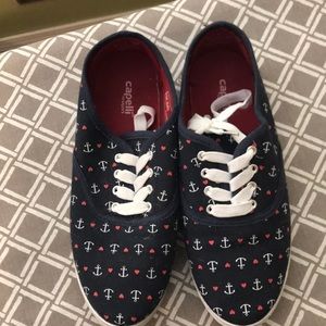 Navy blue tennis shoes